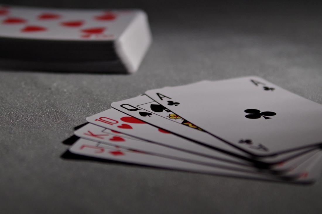 Kartu remi tersebar di atas meja permainan poker