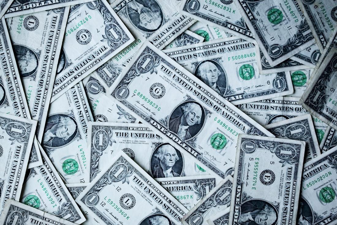 Uang kertas dolar tersusun di atas meja