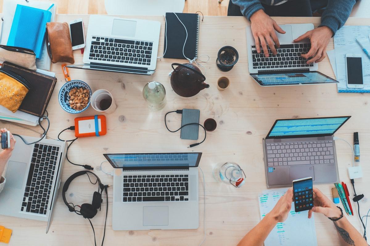 Meja kerja redaksi dengan laptop dan perangkat kerja